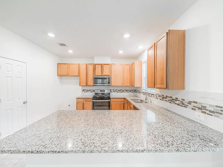 27618 Mesabe Dr — Photo 3
