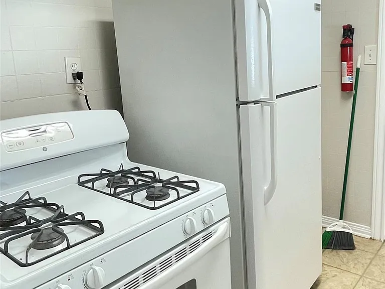 1502 Elmen St #4 — Photo 6