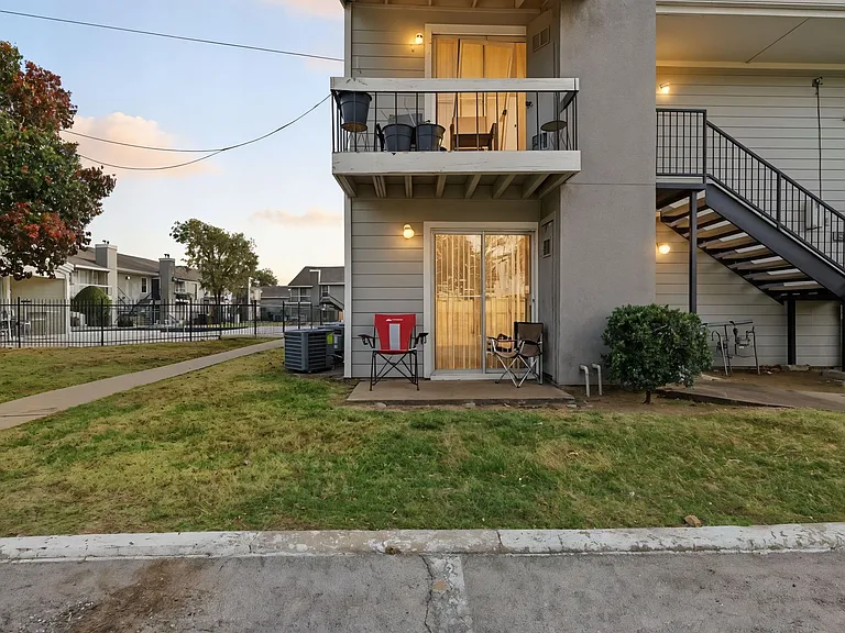 Woodland HIlls Apartments — Photo 3