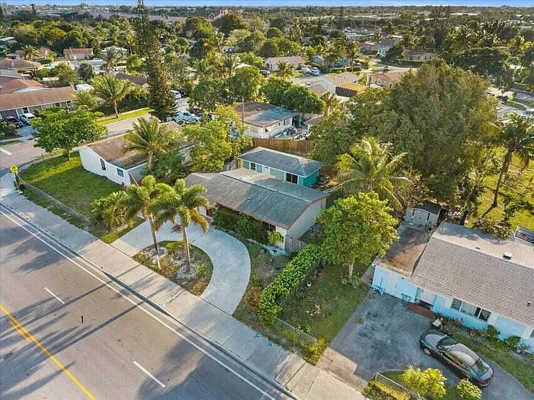 2831 N Seacrest Blvd — Photo 2