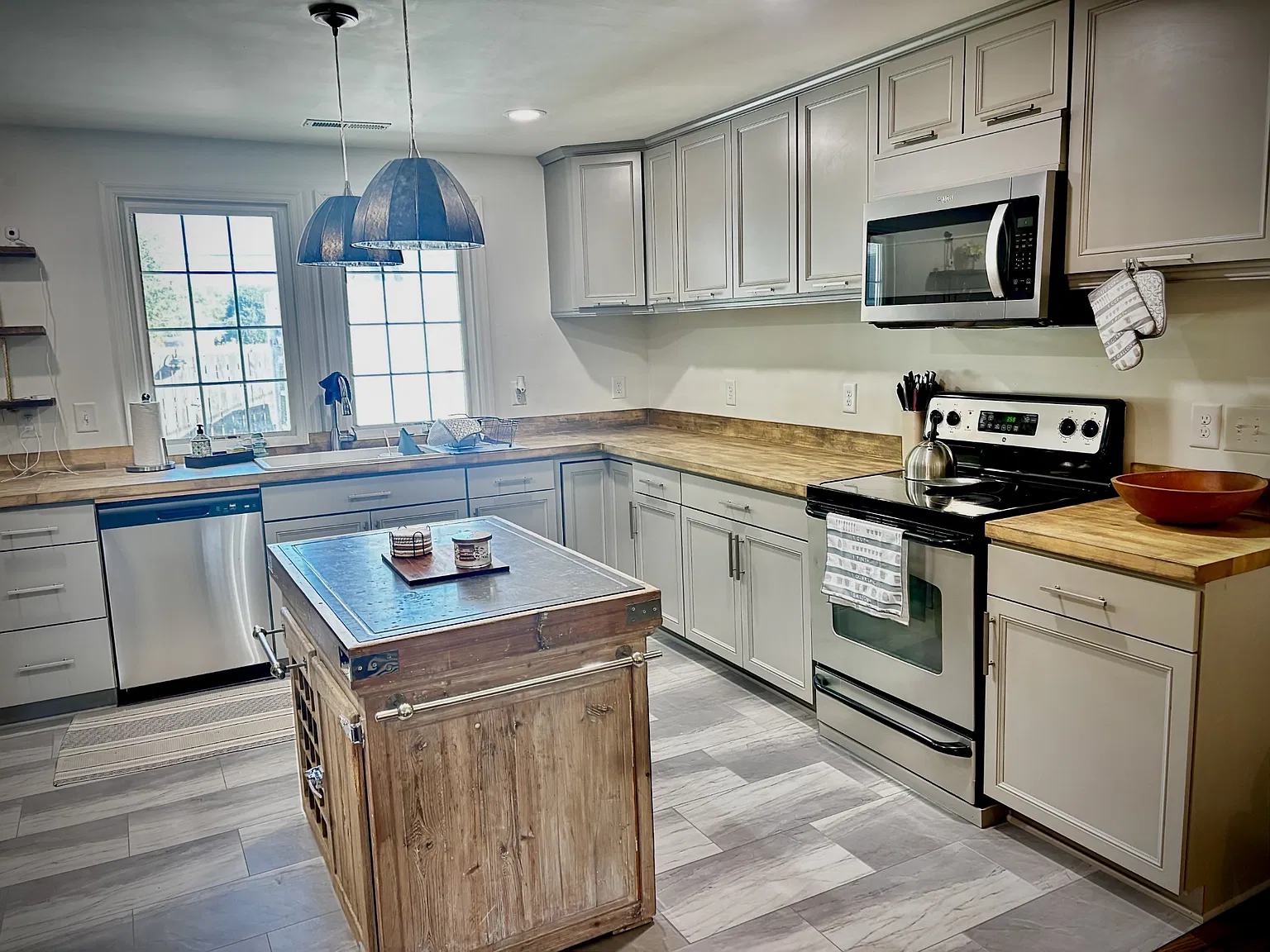 4 bed, 2.0 bath, 1928 sqft, $5,000 — Photo 4