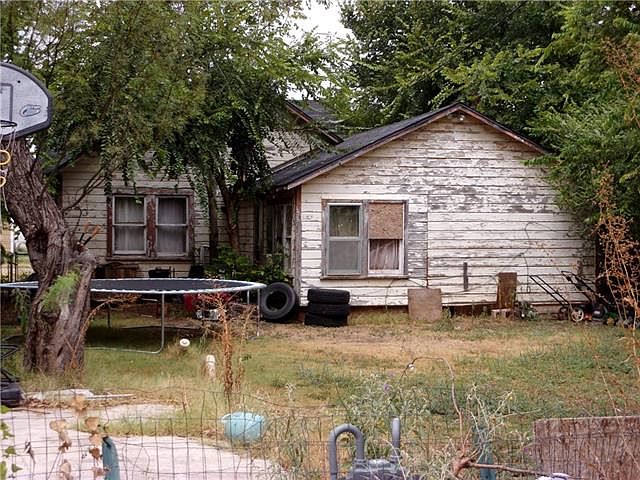 2nd image of 809 Victoria St