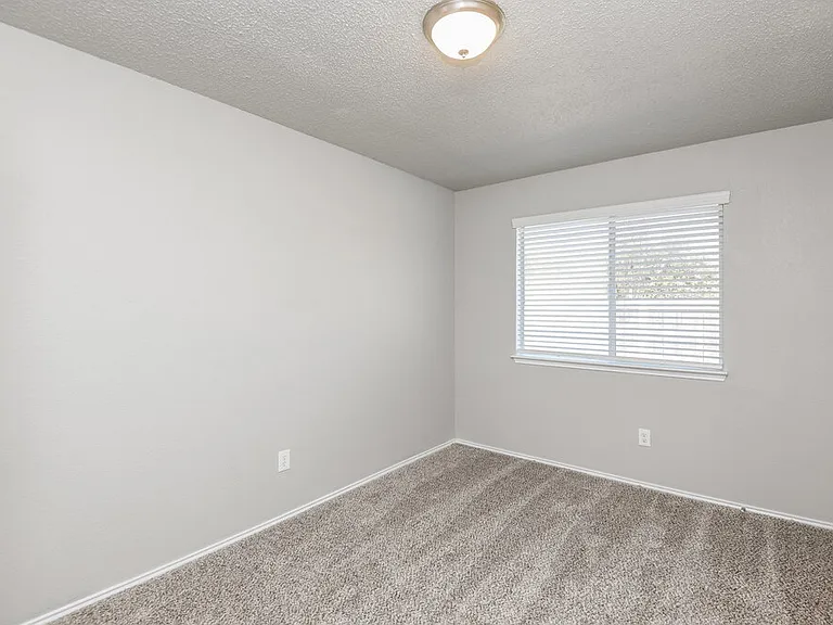 1121 Sandalwood Dr — Photo 17