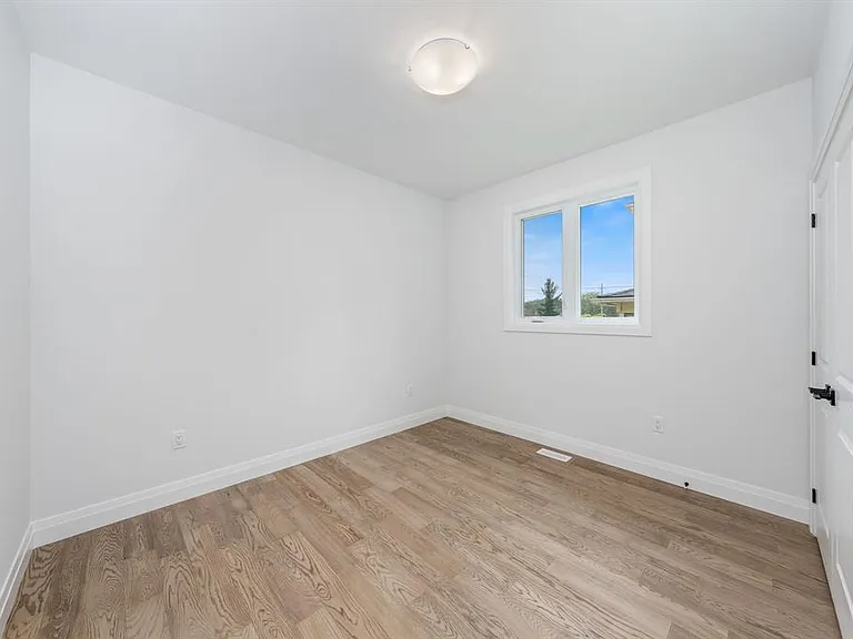 397 Victoria St — Photo 3