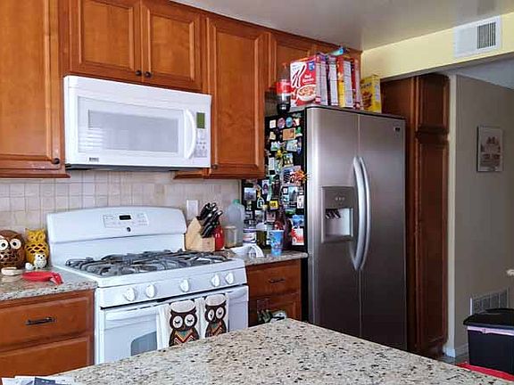 Cabinets w/pull-out shelves