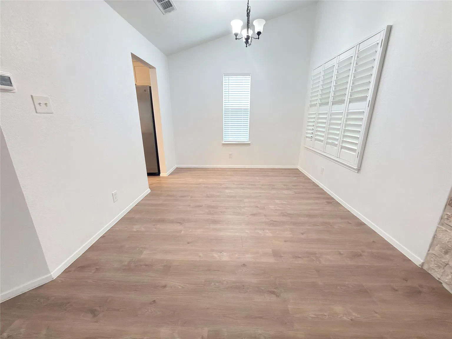 3 bed, 2.0 bath, 1353 sqft, $1,950 — Photo 4