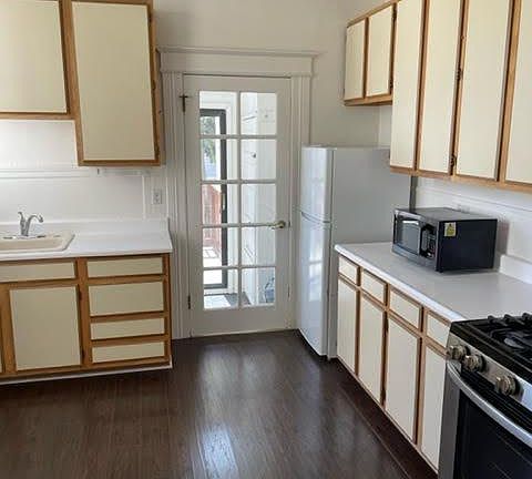3rd image of 123 Carl St