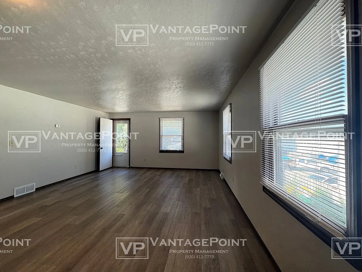 1635 Deckner Avenue - 4 — Photo 4