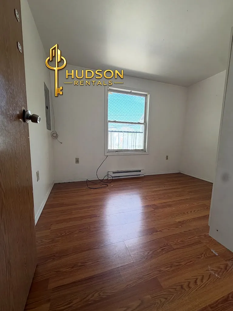 3 bed, 1000 sqft, $2,500 — Photo 4