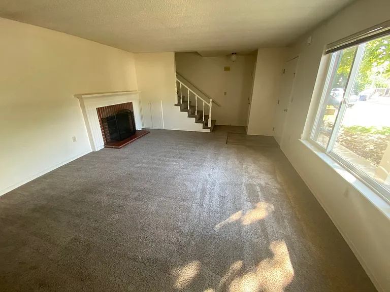 1404 N Brook Ct — Photo 3
