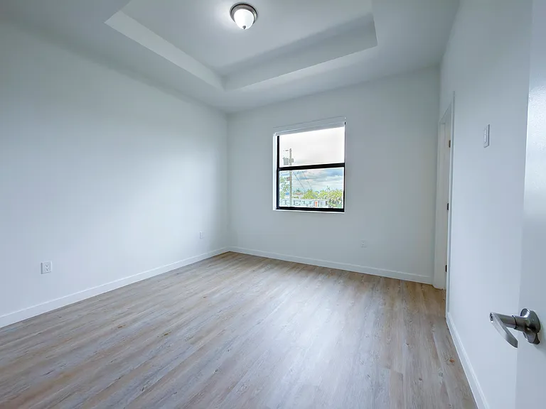 142 NW 10th Pl — Photo 15