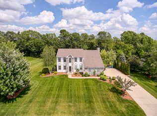 W154N6124 Hickory Hollow Ct, Menomonee Falls, WI 53051