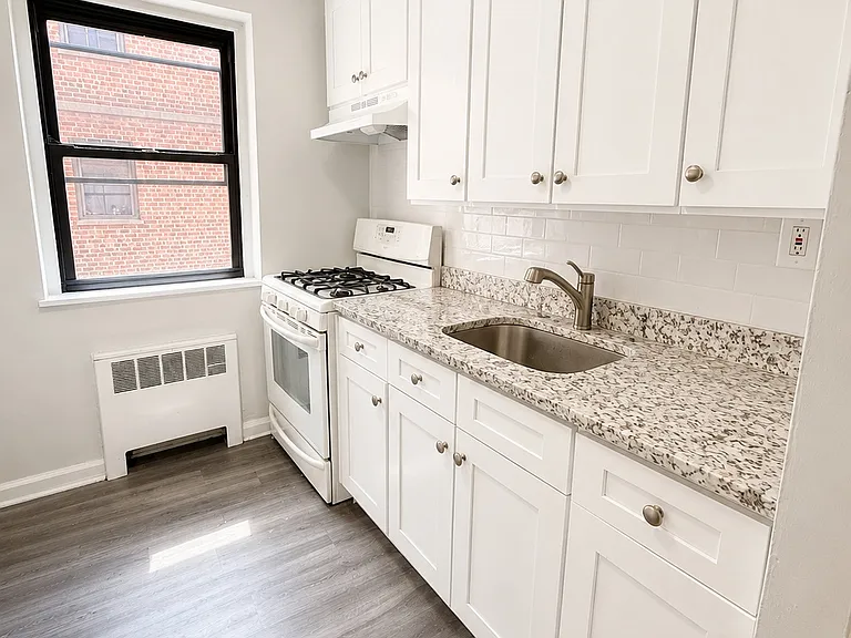 2339 Hudson Ter #D9 — Photo 6