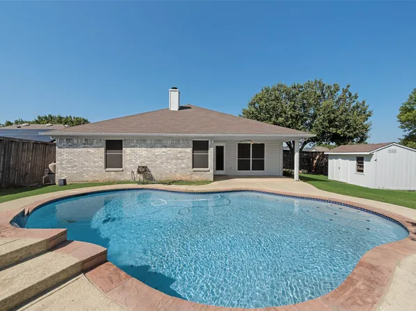 541 Cambridge Dr, Saginaw, TX 76179