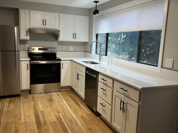 6983 SW Montauk Cir, Lake Oswego, OR 97035
