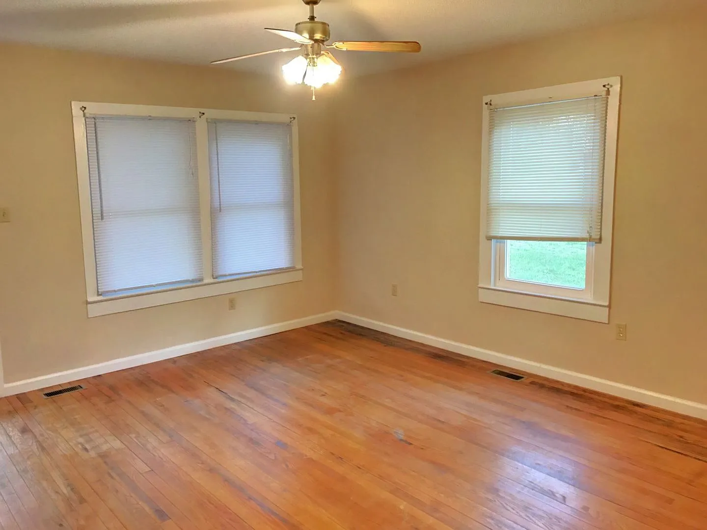 Adorable 2 Bed/1 Bath Bungalow Style Home - Move in Ready - Large Lot - Washer/Dryer Included — Photo 2