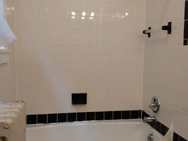 Bath tub/shower combination