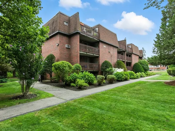 144 Kenrick St APT 32, Brighton, MA 02135