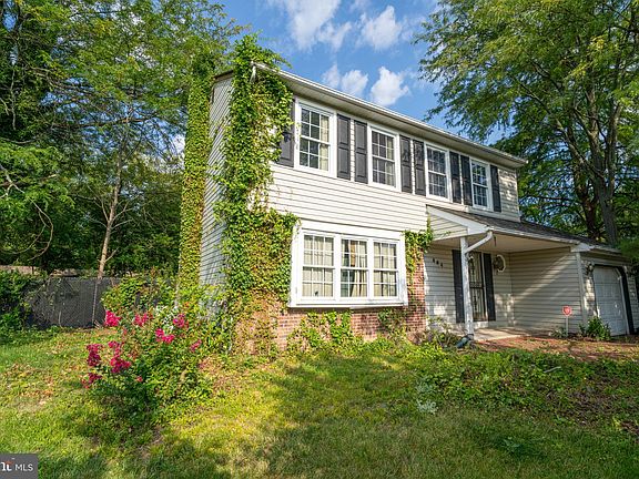 2nd image of 484 Cambridge Ln