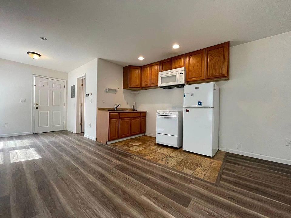 1st image of 1655 Court Dr #5