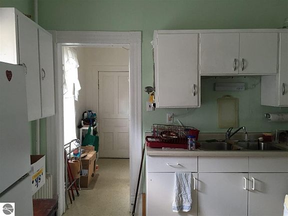 2nd image of 141 E 12th St