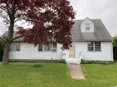 825 S Walnut Street, Lindenhurst, NY, 11757