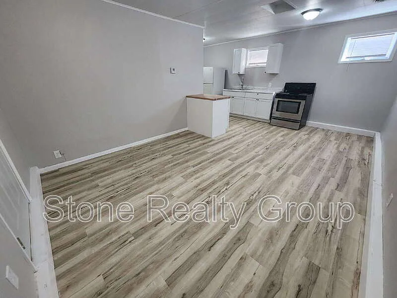 2 bed, 1.0 bath, $975 — Photo 2