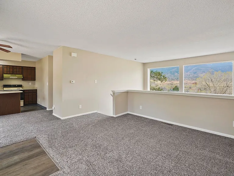 608 Crown Ridge Dr — Photo 4