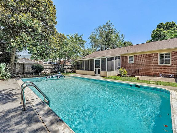 3rd image of 423 Highfield Rd