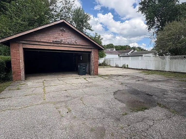 2281 E Market St — Photo 12