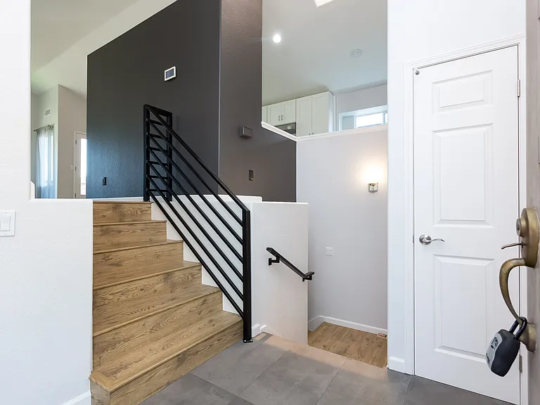 2725 Blackbush Ln — Photo 2