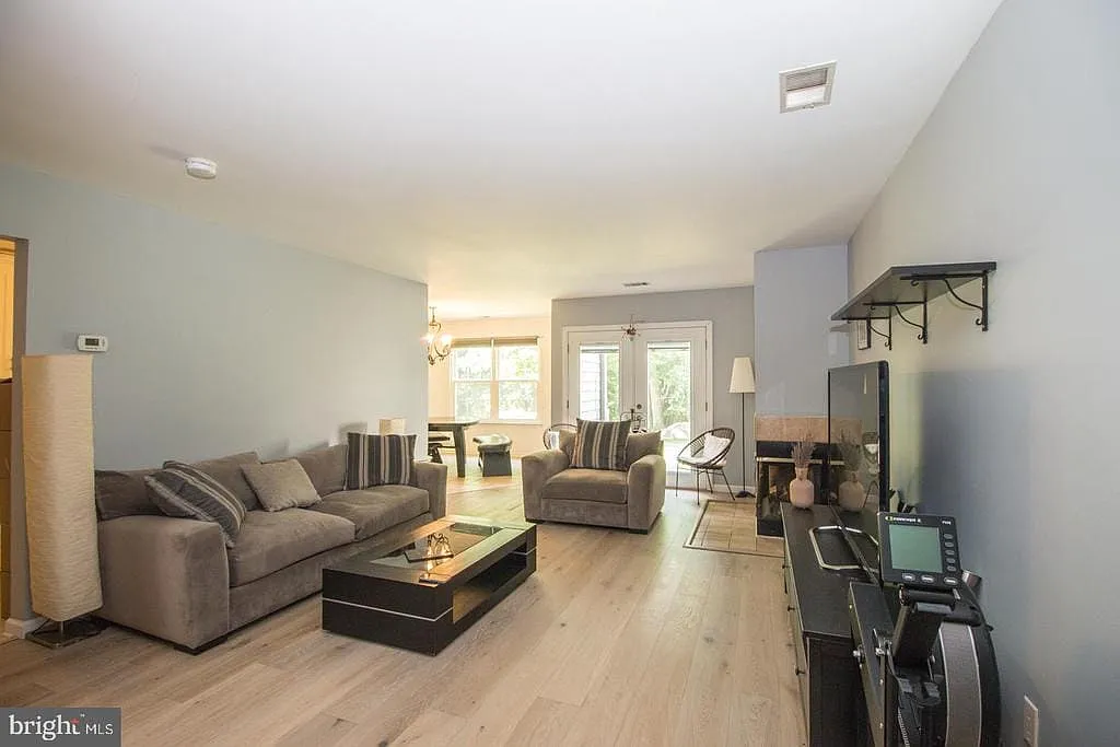 3 bed, 2.5 bath, 1691 sqft, $3,100 — Photo 4