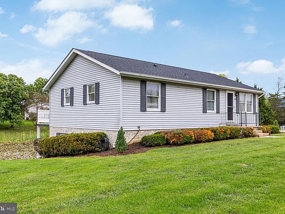 2nd image of 1328 Hahns Ln