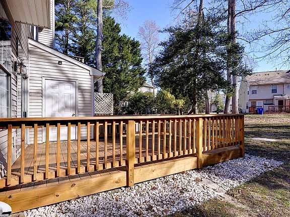 3rd image of 128 Creekshire Cres