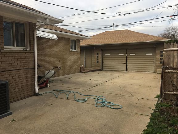 4th image of 22505 Benjamin St