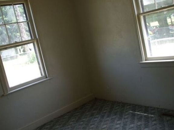 3rd image of 833 Duke Ave