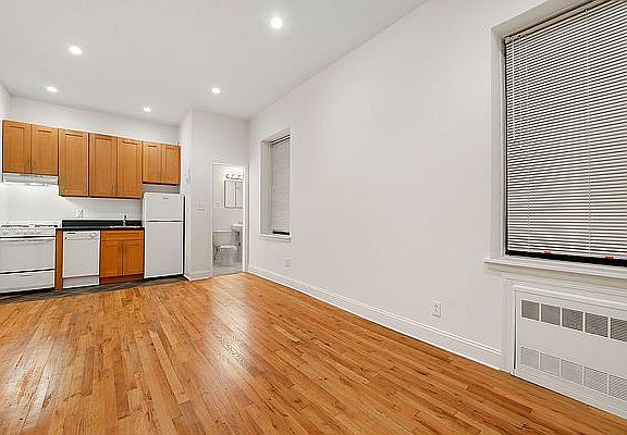 3rd image of 330 W 85th St APT 3C