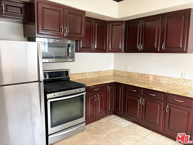 2142 S Victoria Ave — Photo 11