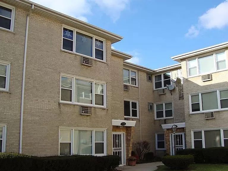 1st image of 5710 W Montrose Ave #2