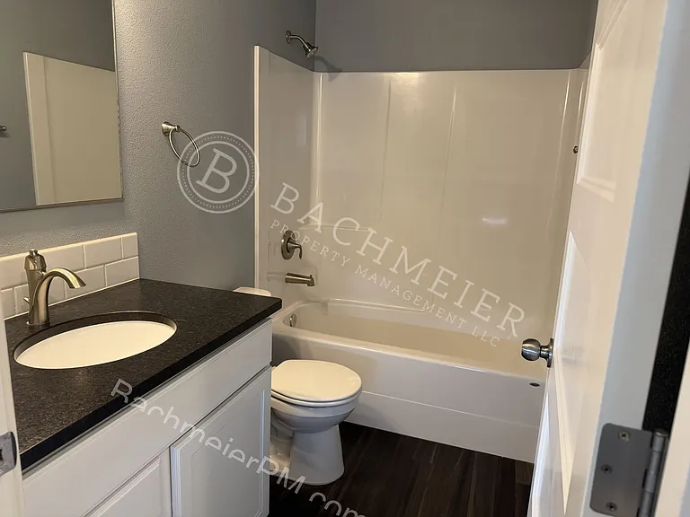 151 SW Nye Ave — Photo 12