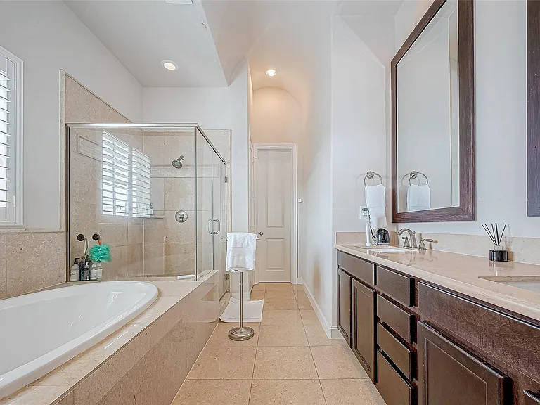 2524 Sherwin St — Photo 9