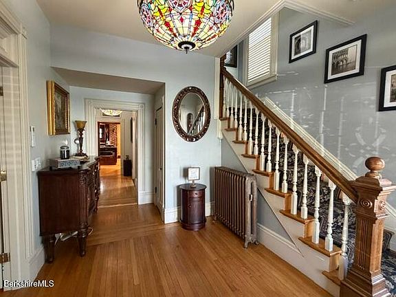 3rd image of 32 Summer St