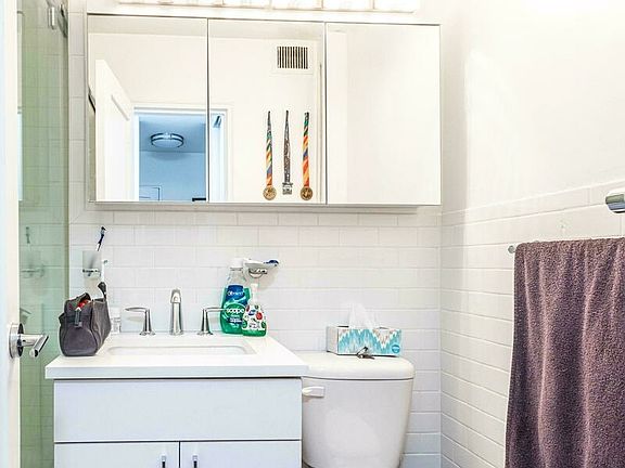 4th image of 165 E 35th St #4X