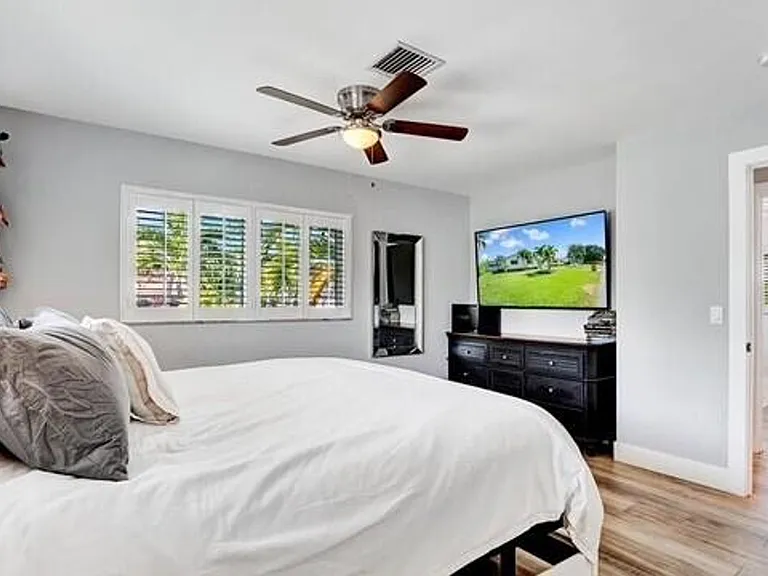 722 SW 28th Ave — Photo 14