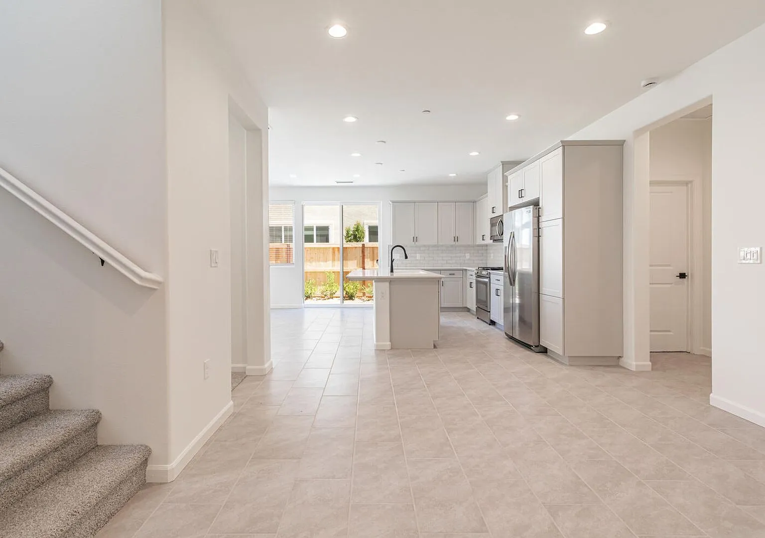 New Tesoro Viejo home with 3 bedrooms, 3 baths with solar included — Photo 3