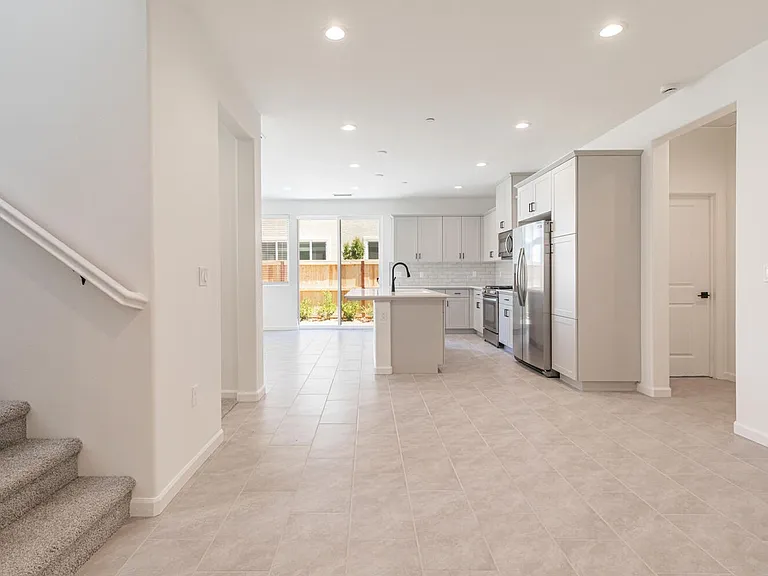 697 Philip Way — Photo 3