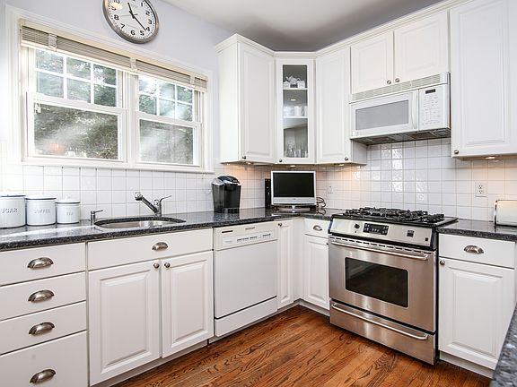 5th image of 28 Wayside Ln