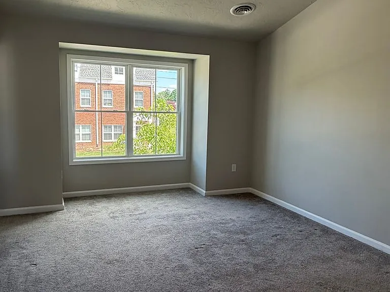 646 N College St — Photo 7