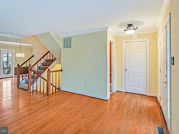 4th image of 204 Temple Dr