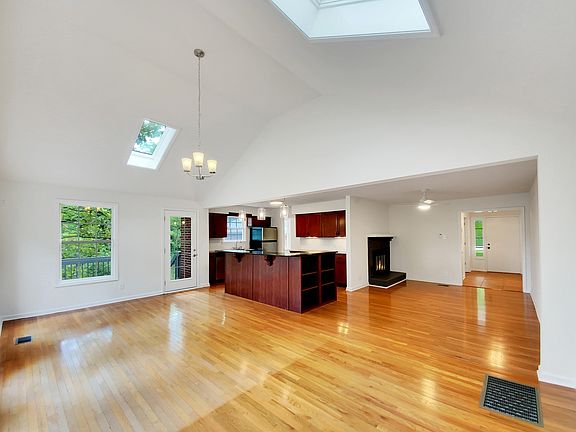 3rd image of 505 Woodland Dr